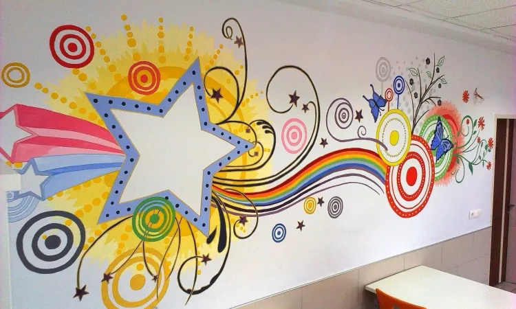 Декоративная роспись стен в школе