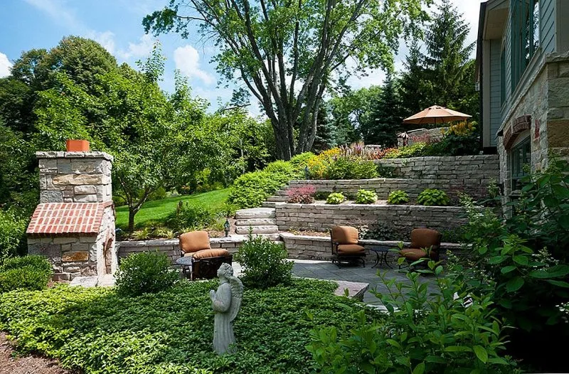 Сад на склоне в деревенском стиле