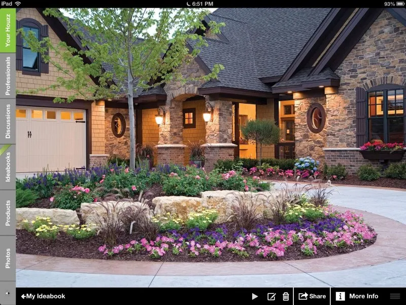 Красивый двор перед домом