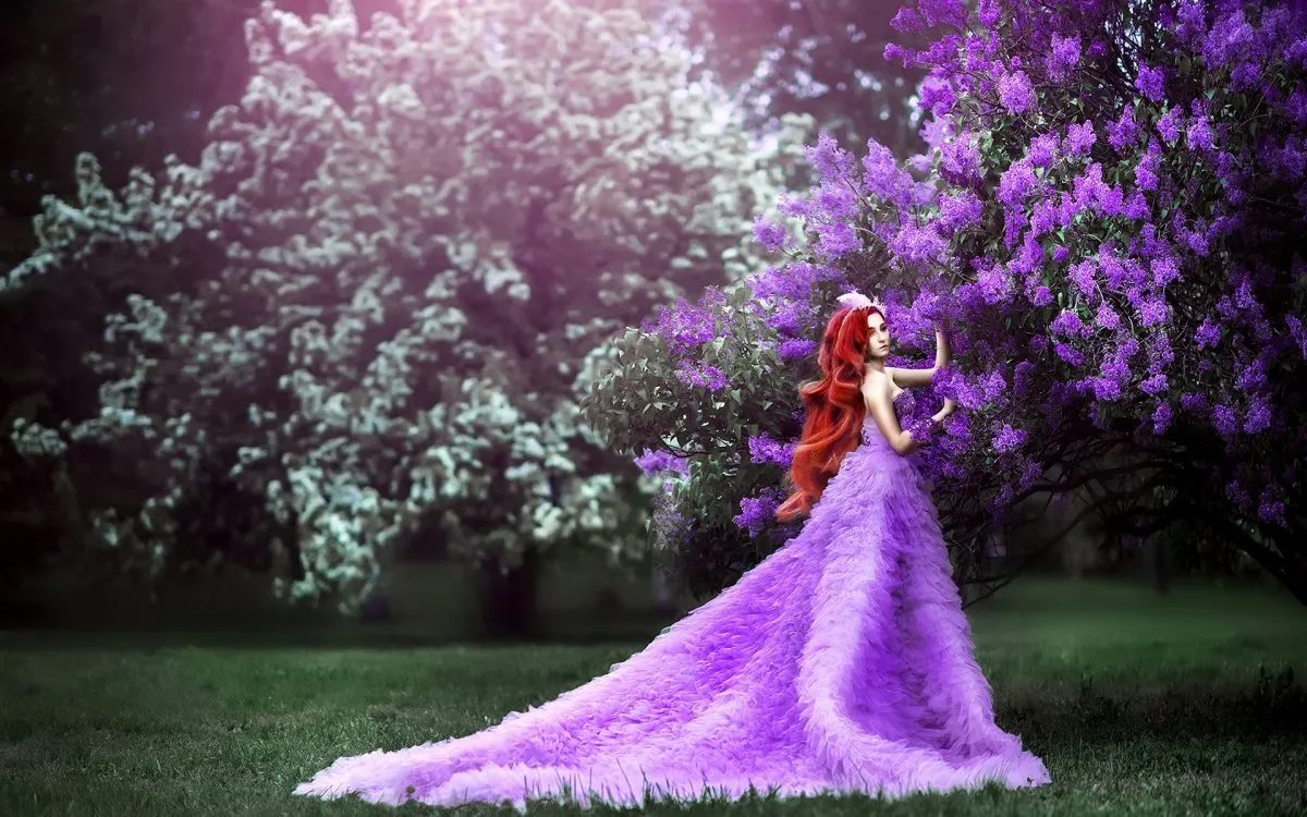 Девушка в лиловом платье