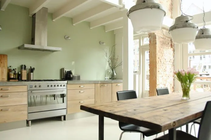 эко-кухня с оливковыми стенами и кирпичной перегородкой