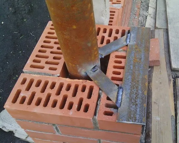 ></p>
<h3>Сдвижные ворота своими руками: этапы изготовления</h3>
<p>Если столбы уже готовы, то работа сводится к следующему:</p>
<ol>
<li>Подготовка проема.</li>
<li>Устройство фундамента для опорных роликовых кареток.</li>
<li>Сборка каркаса.</li>
<li>Обшивка.</li>
<li>Монтаж фурнитуры.</li>
<li>Установка полотна.</li>
<li>Подключение электропривода и элементов безопасности.</li>
<li>Проверка работоспособности системы.</li>
</ol>
<p>В случае, когда опор еще нет, необходимо установить прочные столбы из кирпича с внутренним армированием или стойки из профильной трубы 80х80 мм.</p>
<h3>Подготовка проема</h3>
<p>Желательно решить заранее, какие ворота будут устанавливаться — распашные или сдвижные. От этого зависит, каким образом нужно монтировать крепления для полотна.</p>
<p><img loading=