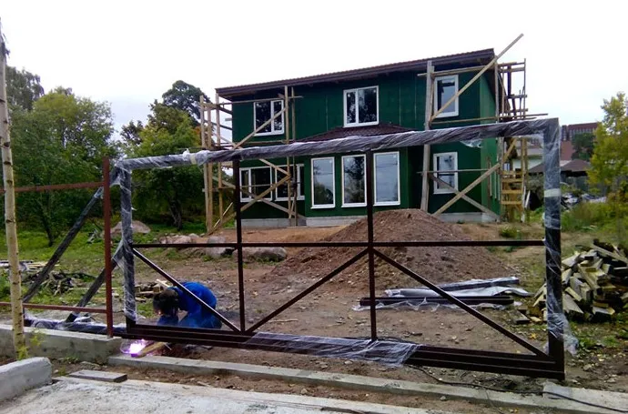 ></p>
<p>При вертикальной сборке к концам направляющей балки приваривают 2 «лапы» для устойчивости. Выставляют ее по уровню на подкладках из блоков. Отрезают по размеру проема плюс длина хвостовика, которая должна быть не менее 1/2 ширины проема.</p>
<p><img loading=