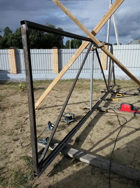 ></p>
<p>Измеряют диагонали, проверяют геометрию, приваривают верхний Т-профиль, прихватив его в нескольких местах. Чтобы конструкцию не повело, полную обварку ворот делают только после полной сборки.</p>
<p><img loading=