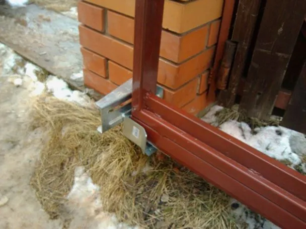 >Монтаж пластины с направляющими роликами</figure>
<p>На второй столб (приемную колонну) монтируют ловители, которые будут удерживать полотно при закрывании. На балку устанавливают концевики, снижающие нагрузку на переднюю каретку.</p>
<figure><img loading=