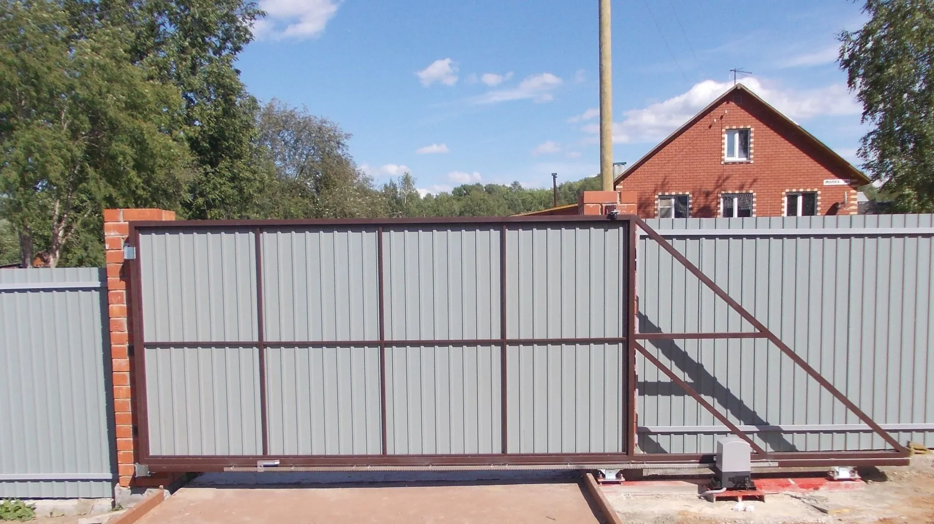 ></p>
<p>Для обшивки используют:</p>
<ul>
<li>профнастил;</li>
<li>металлический сайдинг;</li>
<li>евроштакетник;</li>
<li>дерево;</li>
<li>сэндвич-панели;</li>
<li>кованые решетки.</li>
</ul>
<p>Материалы крепят к каркасу саморезами или приваривают.</p>
<p><img loading=