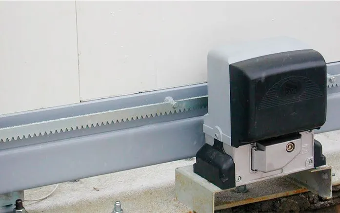 ></p>
<p>На дачных участках часто наблюдаются перепады напряжения, поэтому двигатель не должен быть слишком чувствительным. Редуктор лучше выбирать не пластиковый, а металлический. Если неожиданно электричество отключили, в приводе находится переключатель режима, с помощью которого можно провести разблокировку.</p>
<p><img loading=