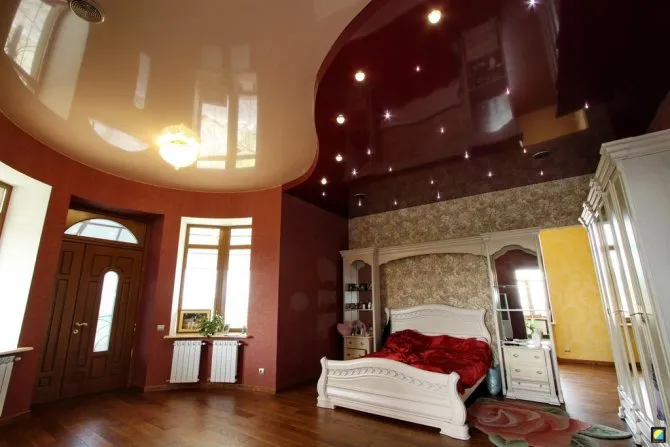 Натяжные потолки в спальне с разделенными зонами