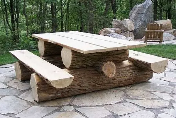 Стол со скамейками из бревен