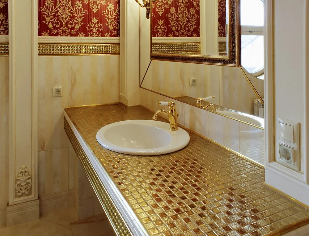 Золотистая мозаика в ванной